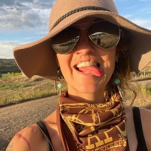 Meet your Posher, Hollis